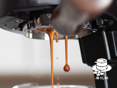 如何用手动浓缩咖啡机制作出完美的浓郁咖啡